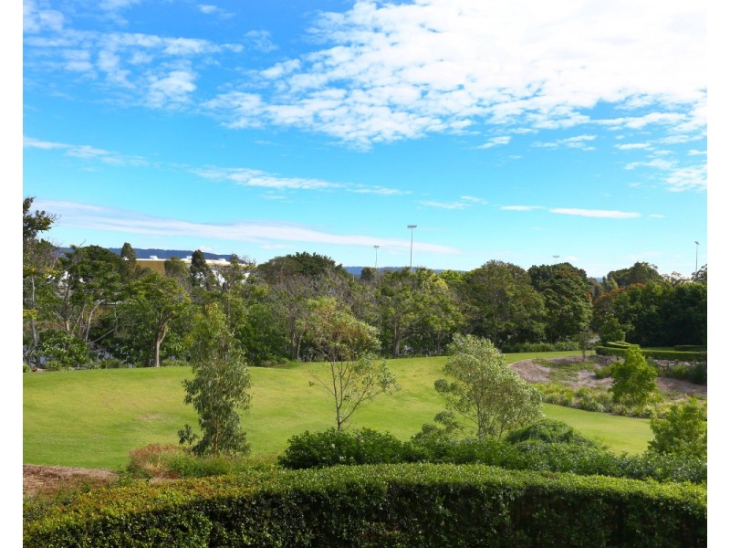 1 Marina Drive, Benowa QLD 4217