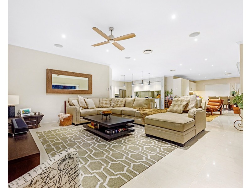 3017 The Boulevarde, Benowa QLD 4217