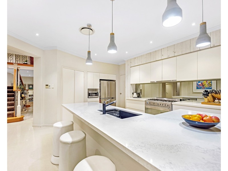 3017 The Boulevarde, Benowa QLD 4217
