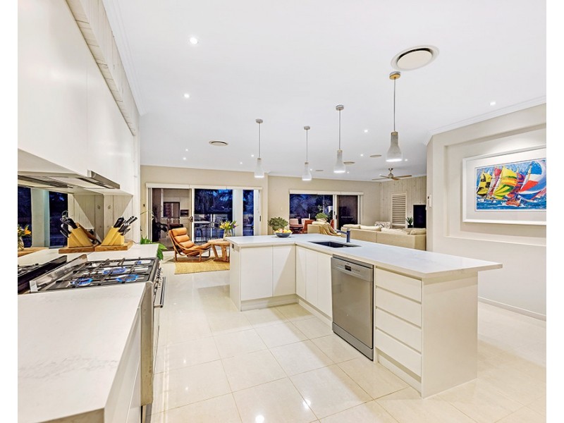 3017 The Boulevarde, Benowa QLD 4217