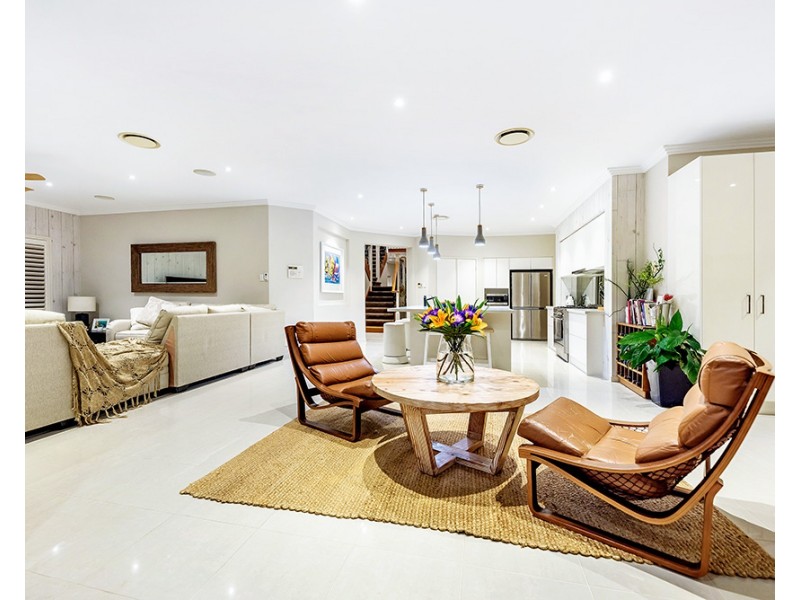 3017 The Boulevarde, Benowa QLD 4217