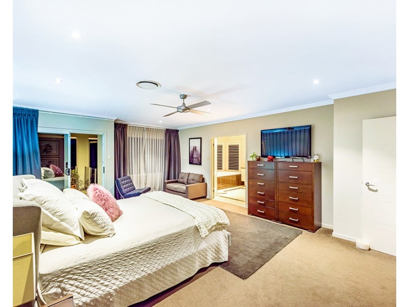 3017 The Boulevarde, Benowa QLD 4217