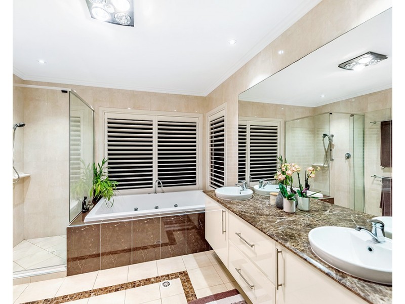3017 The Boulevarde, Benowa QLD 4217