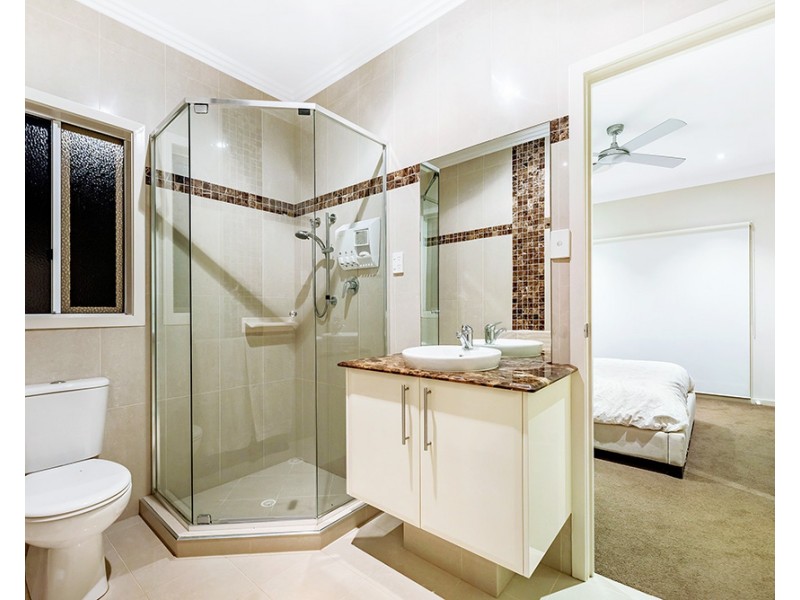 3017 The Boulevarde, Benowa QLD 4217