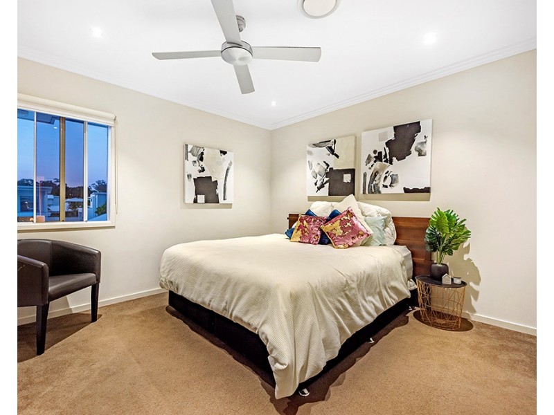 3017 The Boulevarde, Benowa QLD 4217