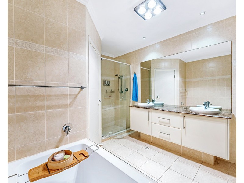 3017 The Boulevarde, Benowa QLD 4217