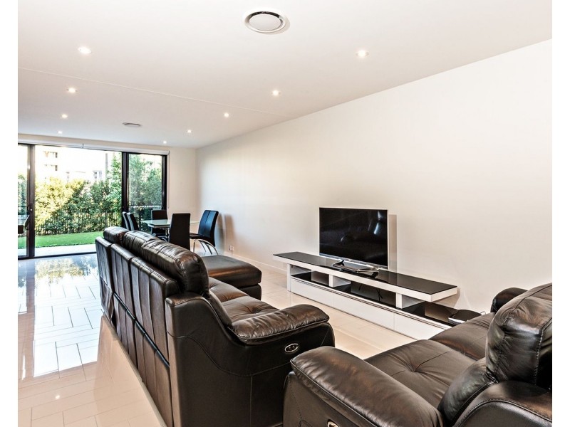 13 Theatre Drive, Benowa QLD 4217