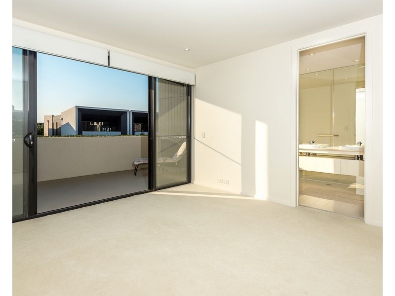 13 Theatre Drive, Benowa QLD 4217