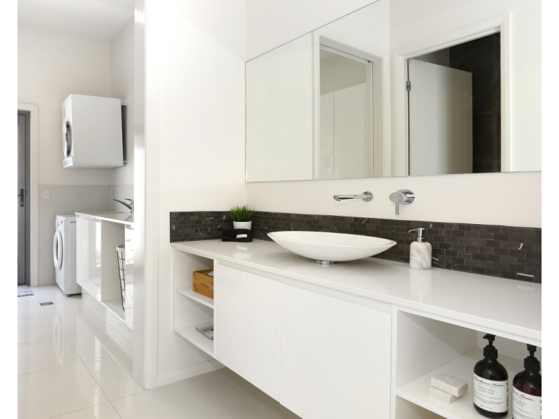 5003 RIVERWOOD GROVE, Benowa QLD 4217