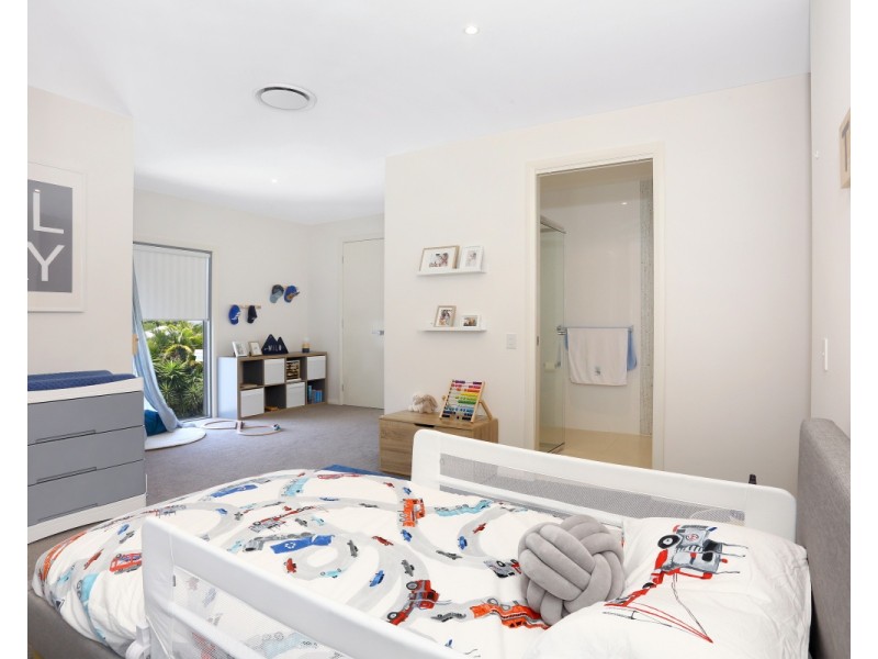 5003 RIVERWOOD GROVE, Benowa QLD 4217