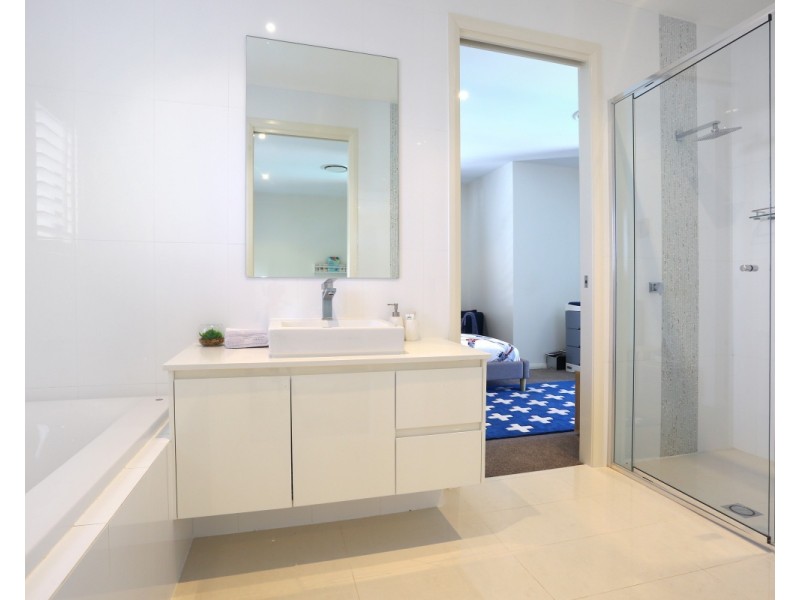 5003 RIVERWOOD GROVE, Benowa QLD 4217