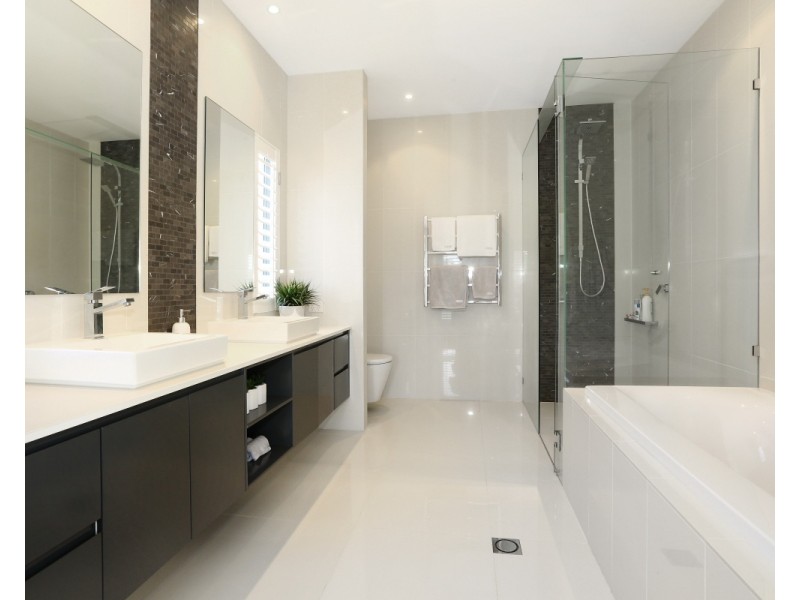 5003 RIVERWOOD GROVE, Benowa QLD 4217