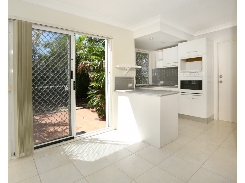 2 St Kevins Avenue, Benowa QLD 4217