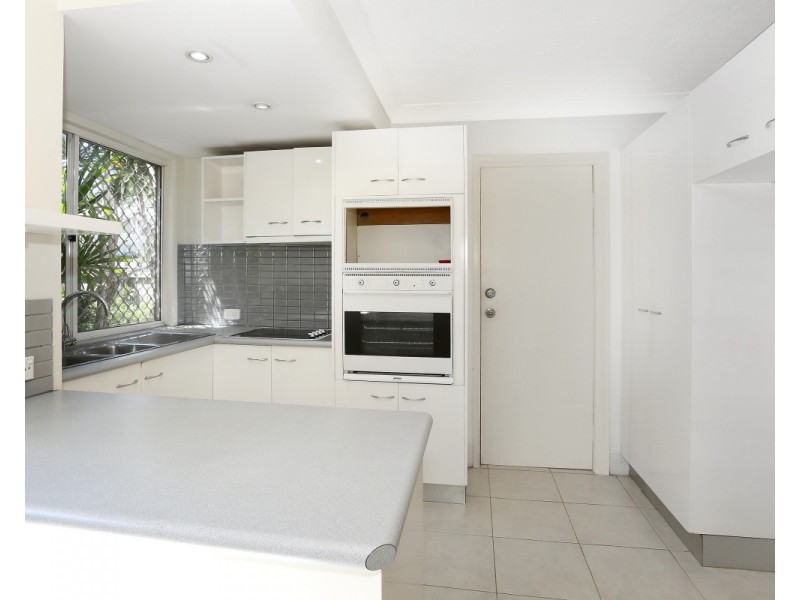 2 St Kevins Avenue, Benowa QLD 4217