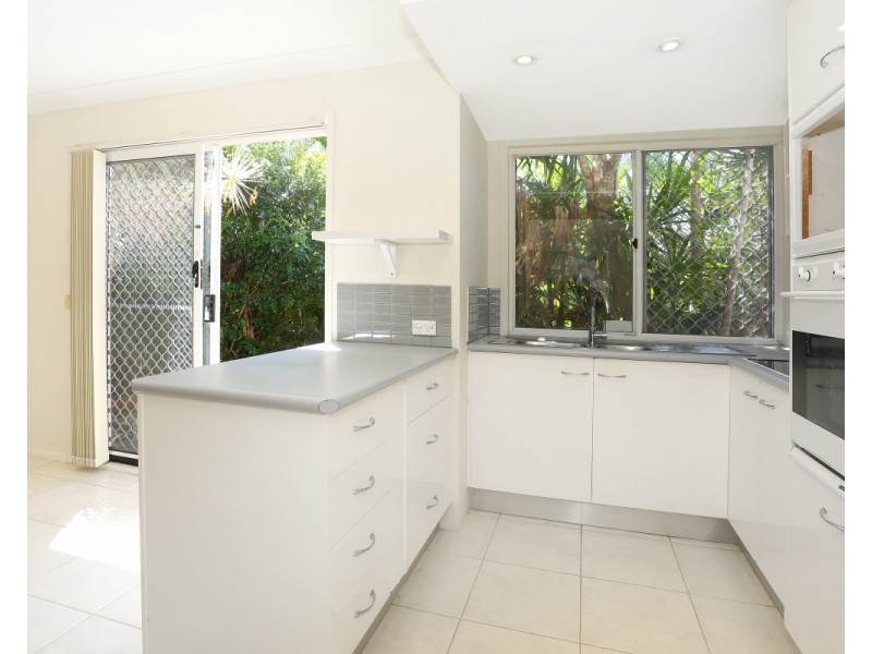 2 St Kevins Avenue, Benowa QLD 4217