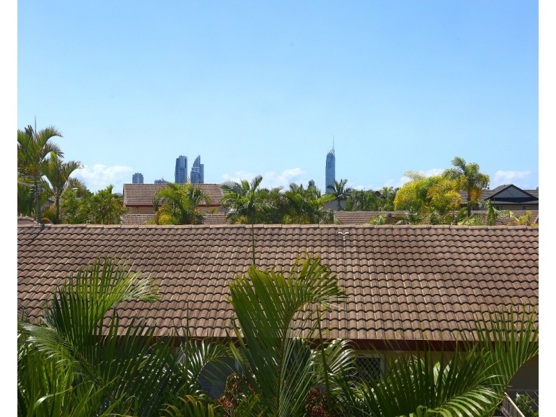 2 St Kevins Avenue, Benowa QLD 4217
