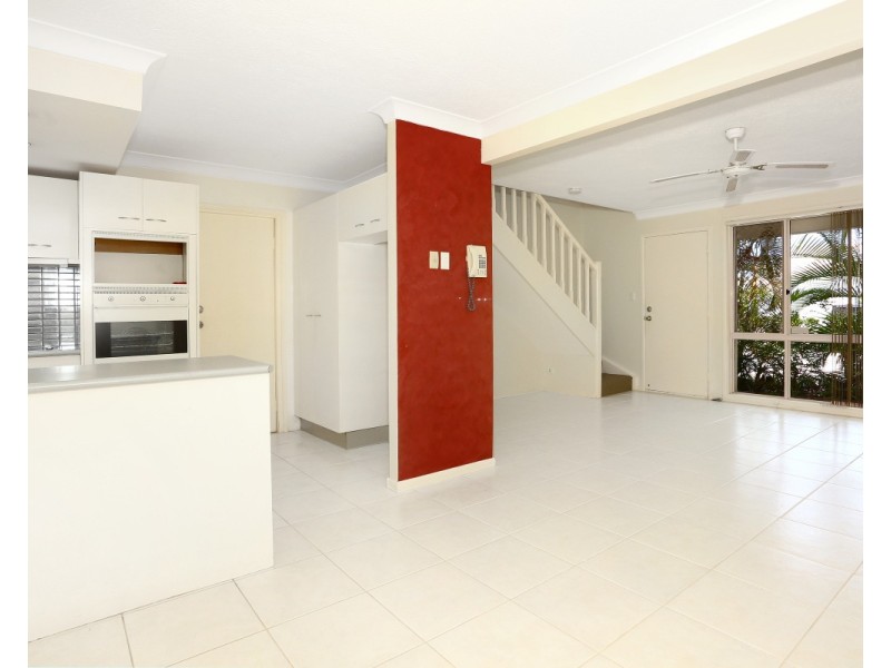 2 St Kevins Avenue, Benowa QLD 4217