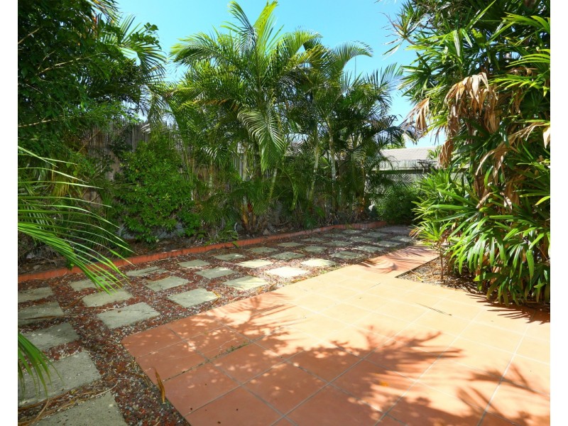 2 St Kevins Avenue, Benowa QLD 4217