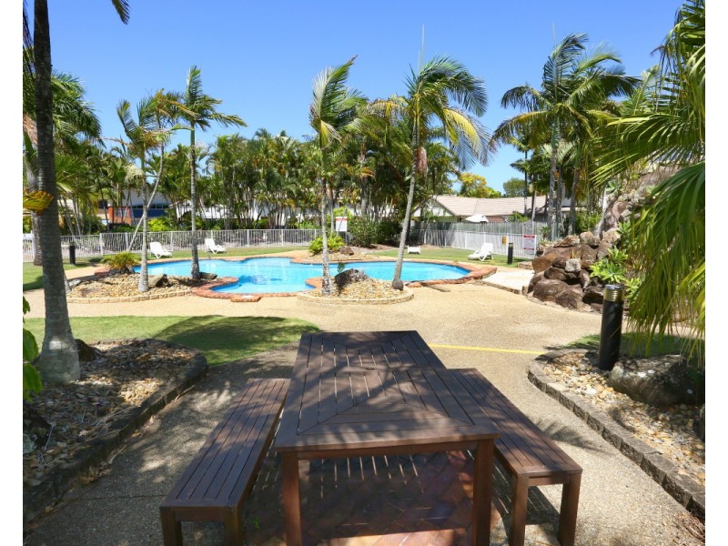 2 St Kevins Avenue, Benowa QLD 4217