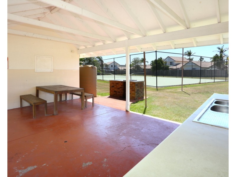 2 St Kevins Avenue, Benowa QLD 4217