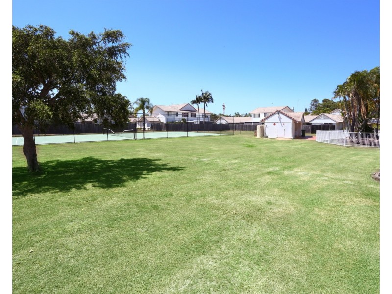 2 St Kevins Avenue, Benowa QLD 4217