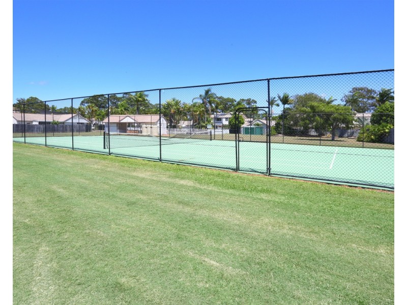 2 St Kevins Avenue, Benowa QLD 4217