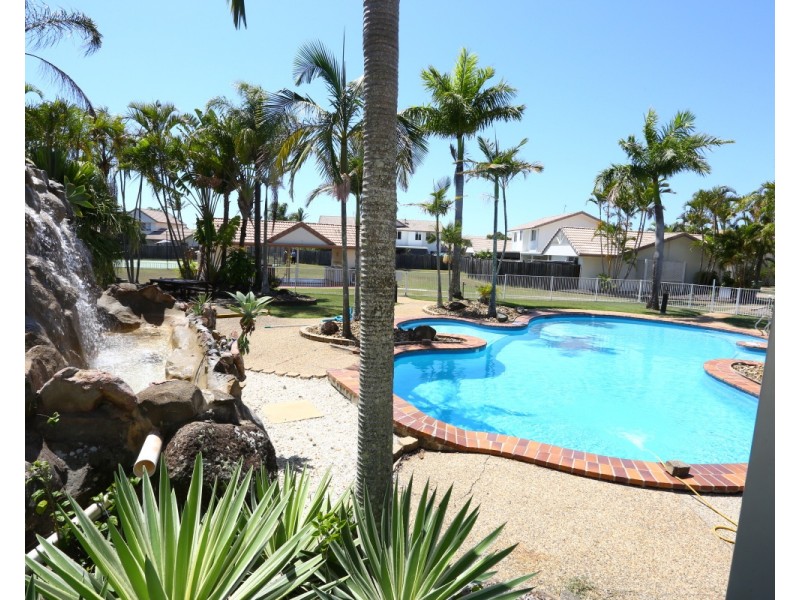 2 St Kevins Avenue, Benowa QLD 4217