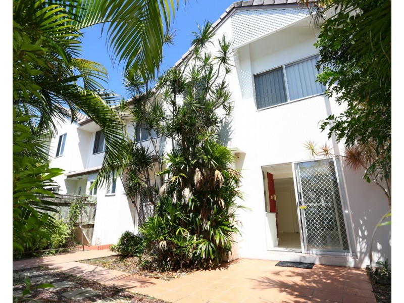 2 St Kevins Avenue, Benowa QLD 4217