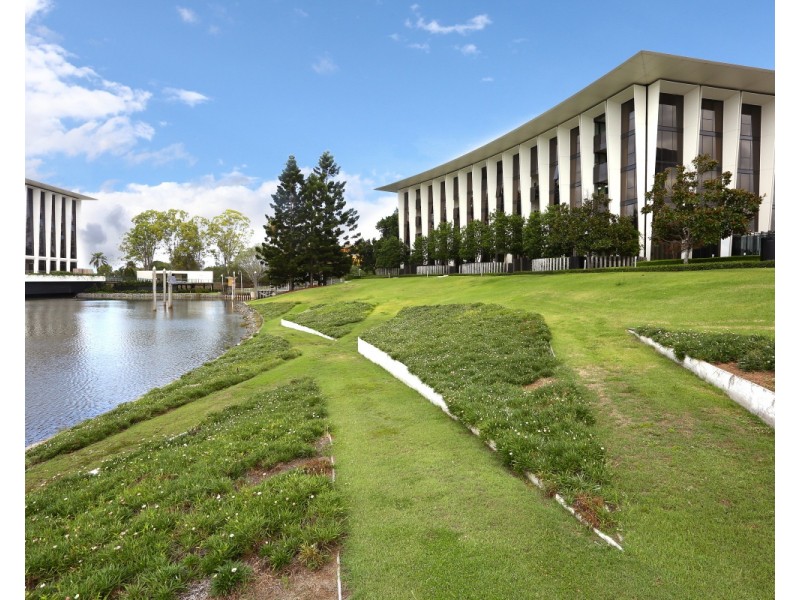 1  Marina Drive, Benowa QLD 4217