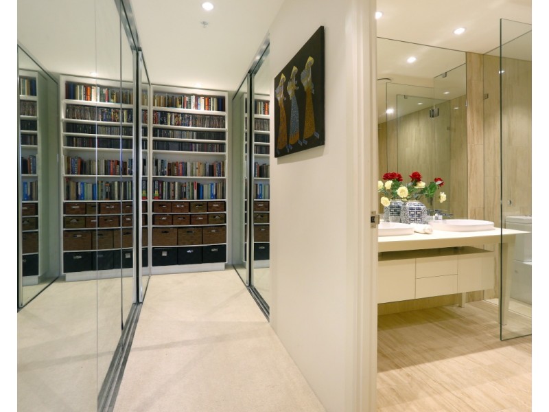 1  Marina Drive, Benowa QLD 4217