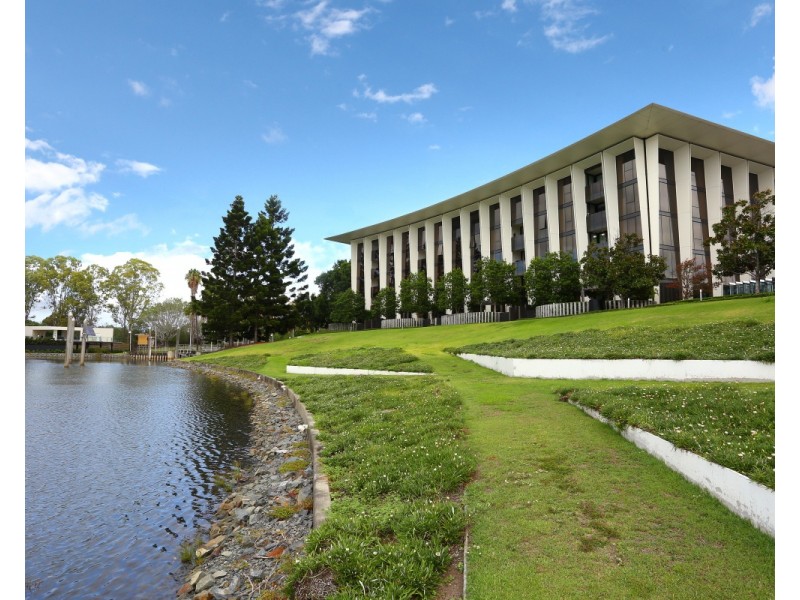 1  Marina Drive, Benowa QLD 4217