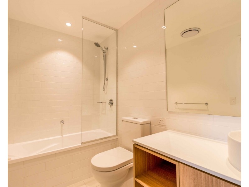 205/112-134 Palm Meadows Drive, Carrara QLD 4211