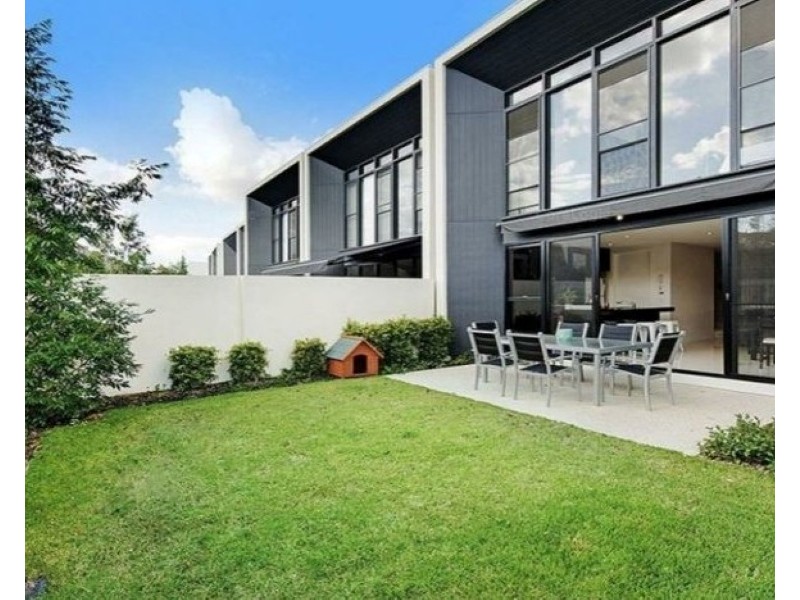 28 Theatre Drive, Benowa QLD 4217