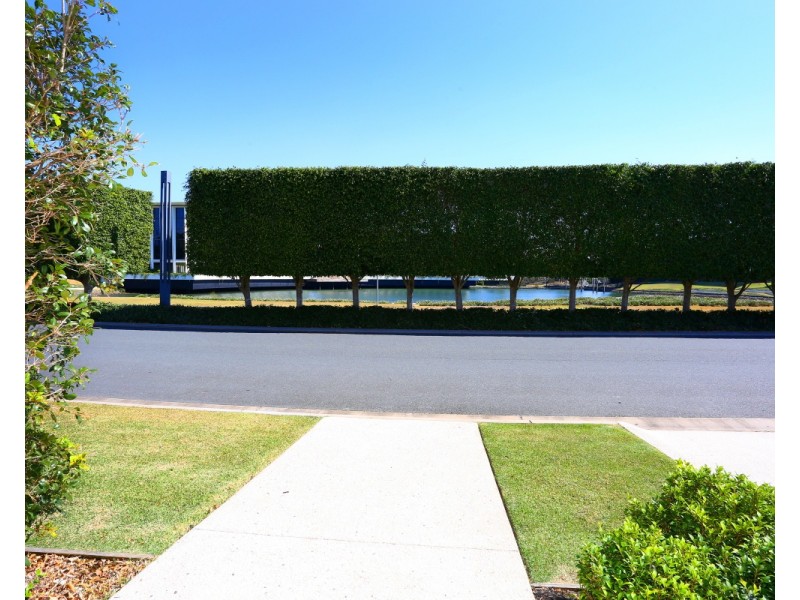 2 THE BOULEVARDE, Benowa QLD 4217