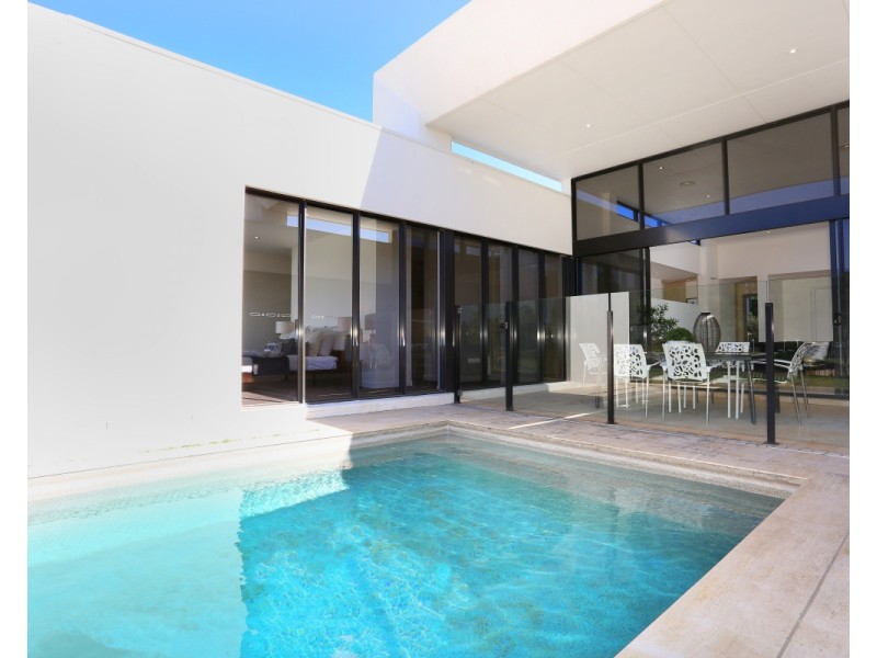 2 THE BOULEVARDE, Benowa QLD 4217