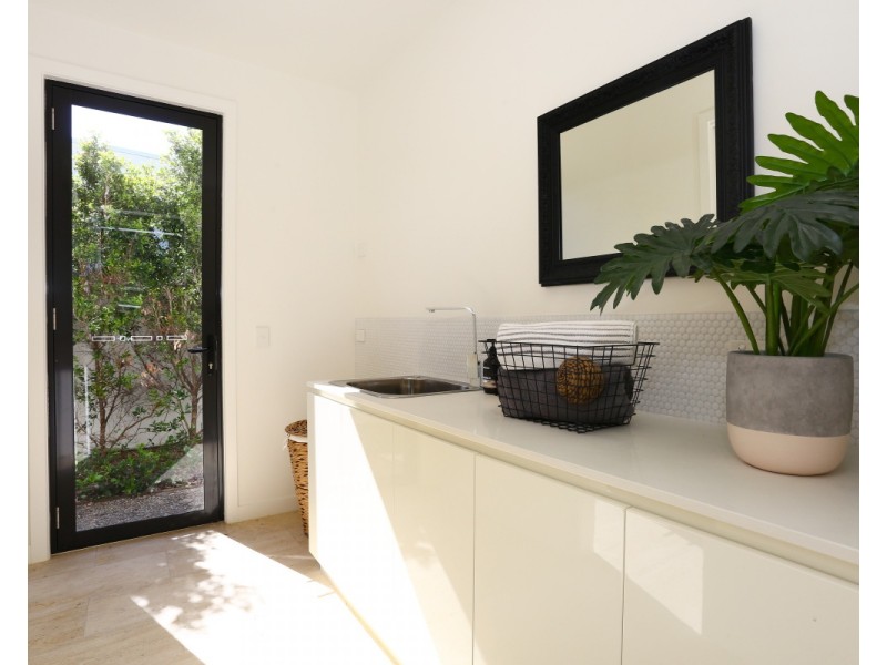 2 THE BOULEVARDE, Benowa QLD 4217