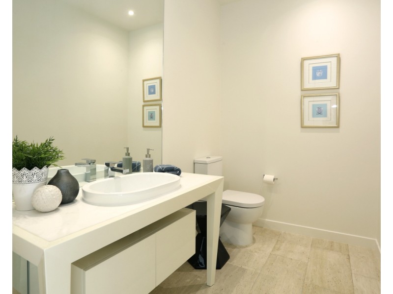 2 THE BOULEVARDE, Benowa QLD 4217