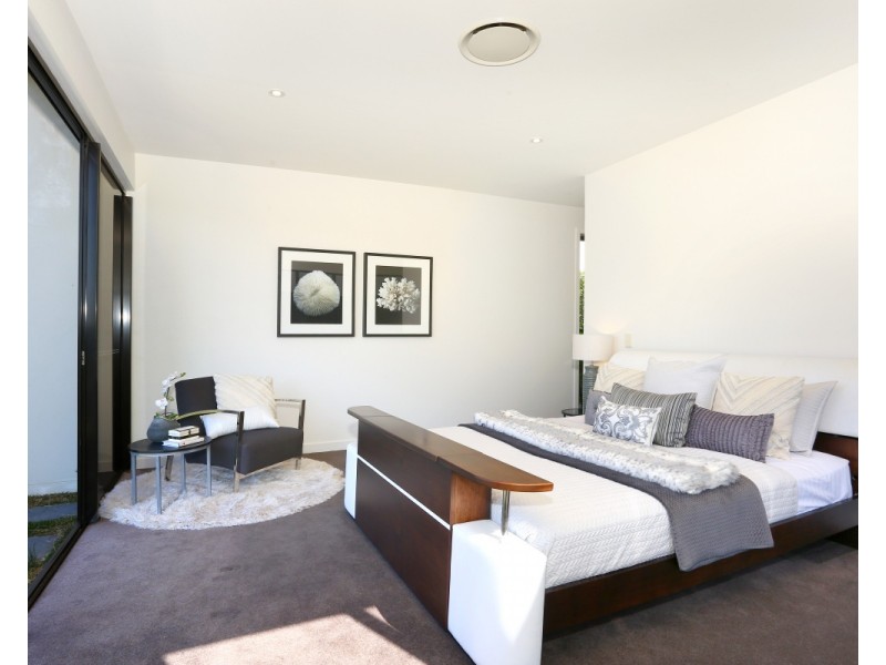 2 THE BOULEVARDE, Benowa QLD 4217