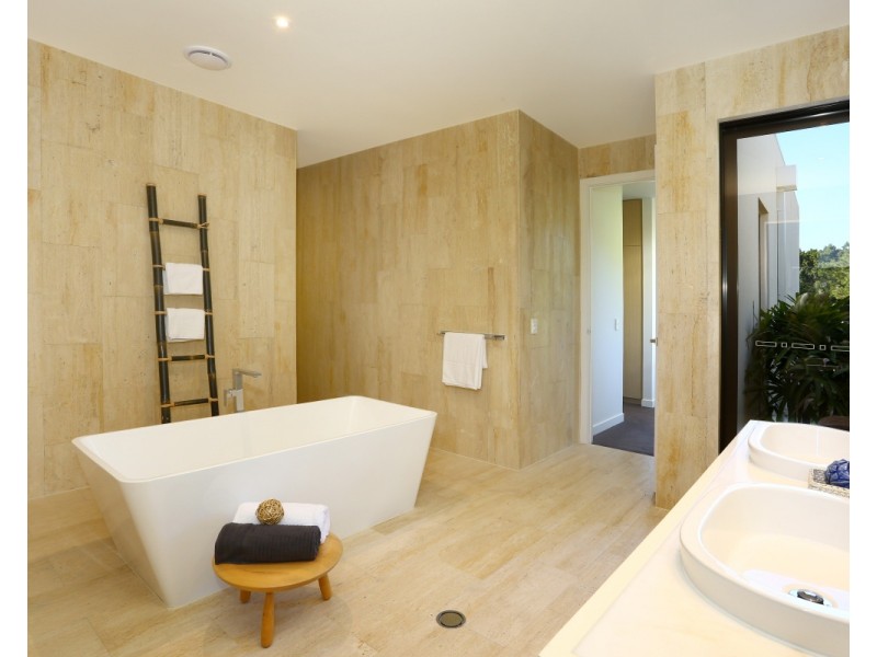 2 THE BOULEVARDE, Benowa QLD 4217