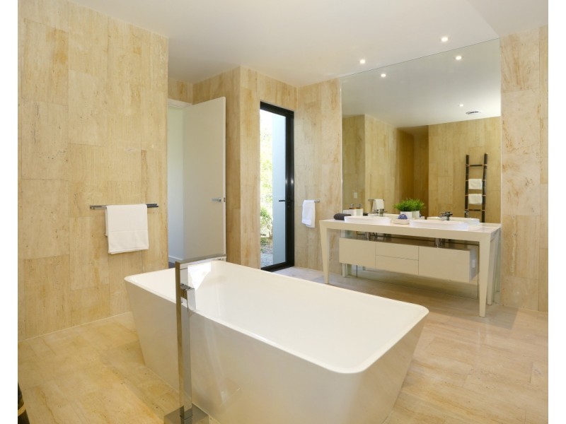 2 THE BOULEVARDE, Benowa QLD 4217