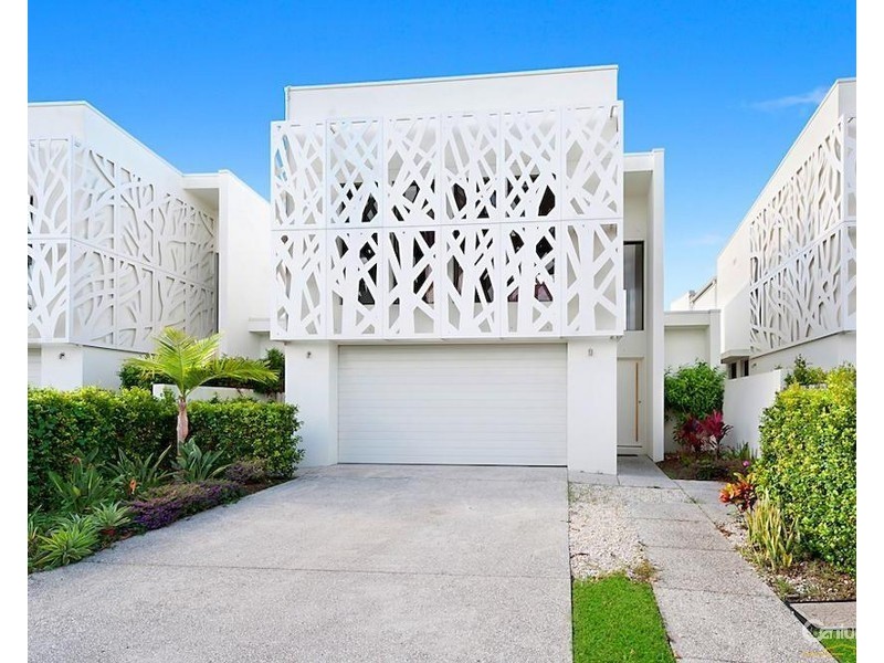 10002 The Boulevarde, Benowa QLD 4217