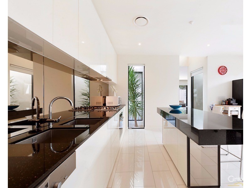 10002 The Boulevarde, Benowa QLD 4217