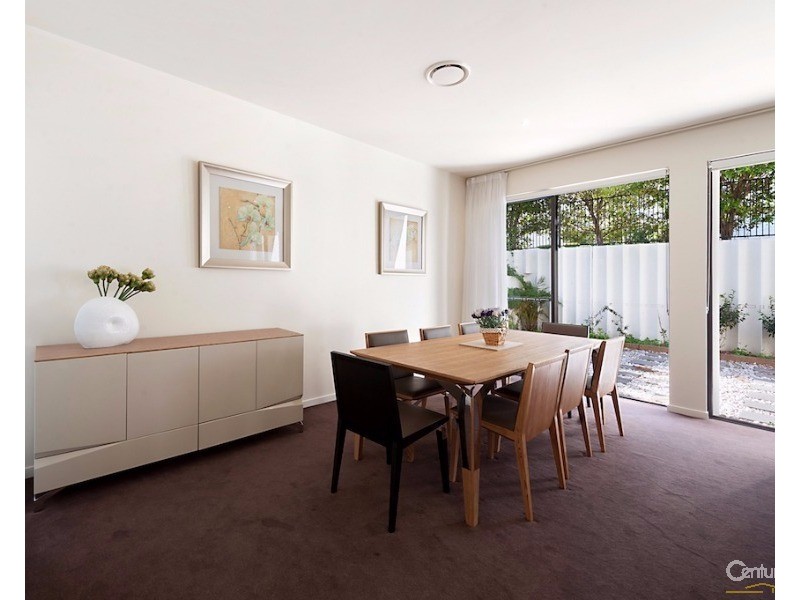 10002 The Boulevarde, Benowa QLD 4217