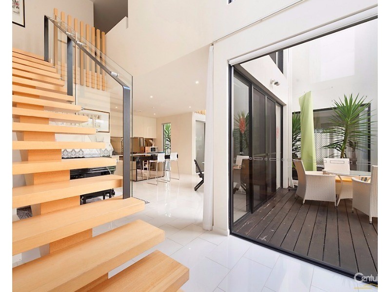 10002 The Boulevarde, Benowa QLD 4217