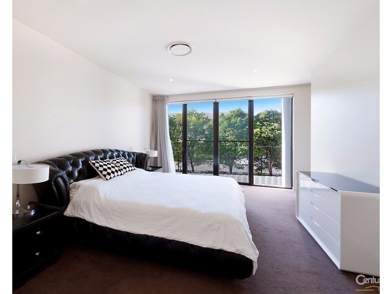 10002 The Boulevarde, Benowa QLD 4217