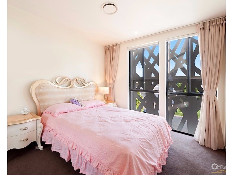 10002 The Boulevarde, Benowa QLD 4217