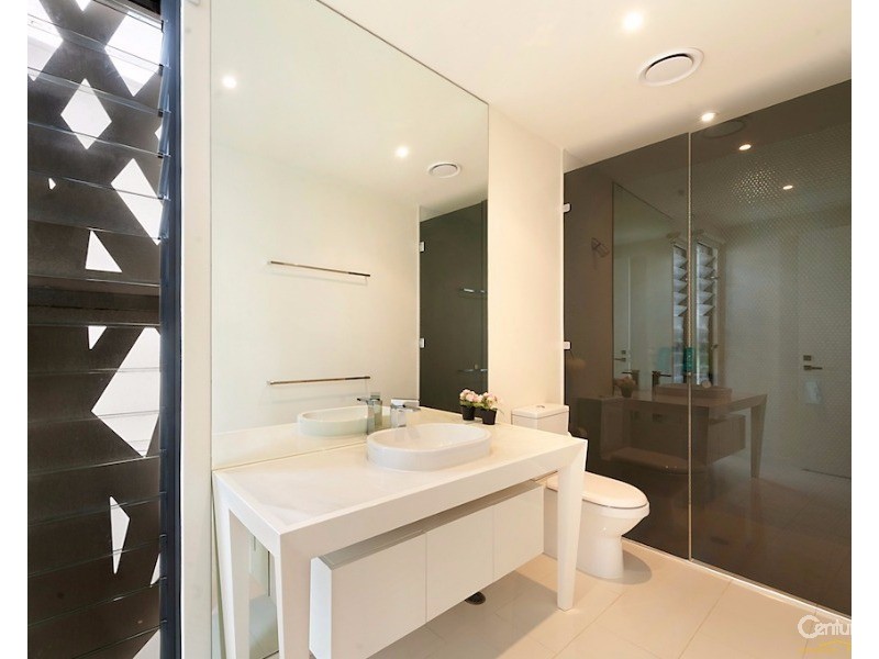10002 The Boulevarde, Benowa QLD 4217