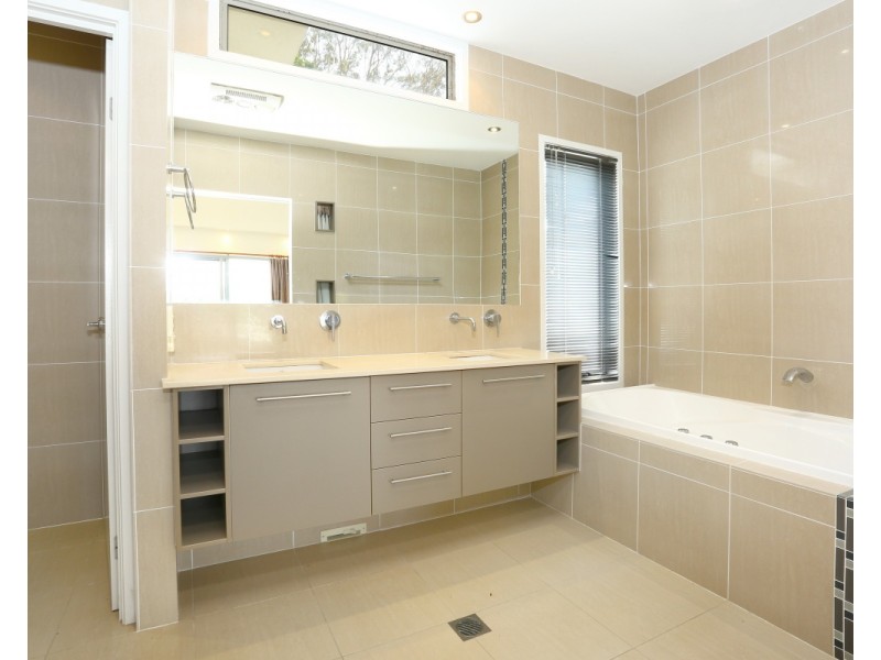 1011B Lakeview Terrace, Benowa QLD 4217