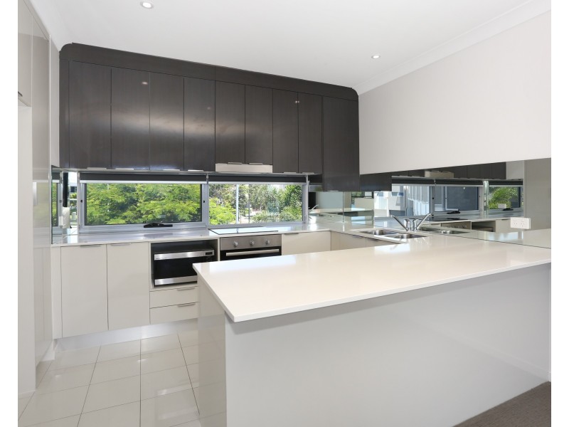 16/5036 EMERALD ISLAND DRIVE, Carrara QLD 4211