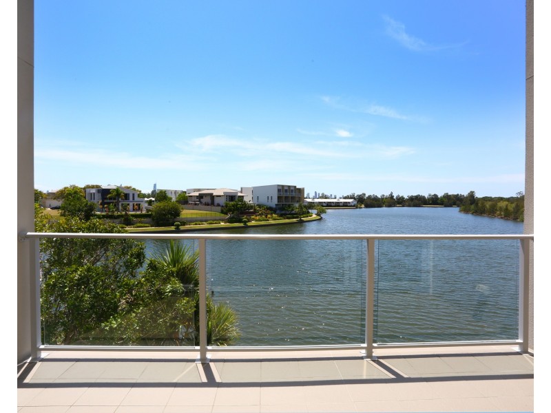16/5036 EMERALD ISLAND DRIVE, Carrara QLD 4211